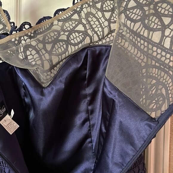 La FEMME Lace & Twill Mermaid Prom Gown
Navy Sz 8  NEW Retail $438 Pageant Party - Picture 16 of 16